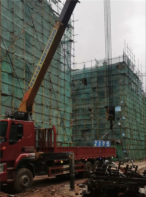 朗县“慢工细活”—— 吊车的 “微动控制” 技术