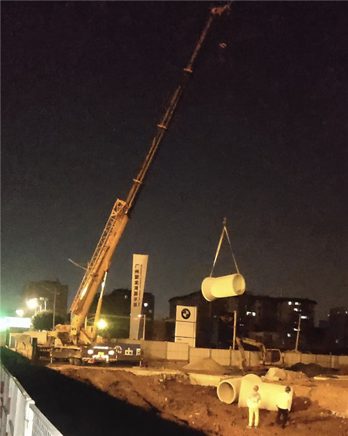 朗县“弯臂矫正”—— 吊车的 “形变补偿” 技术